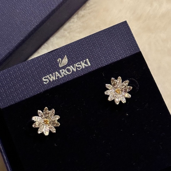 SWAROVSKI Eternal Flower stud earrings
Flower, Yellow, Mixed metal finish - Picture 5 of 9